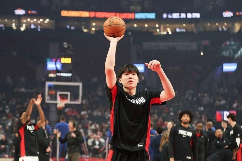 他掉了眼泪, 比较激动, 感谢坐在我 他掉了眼泪, 比较激动, 感谢坐在我